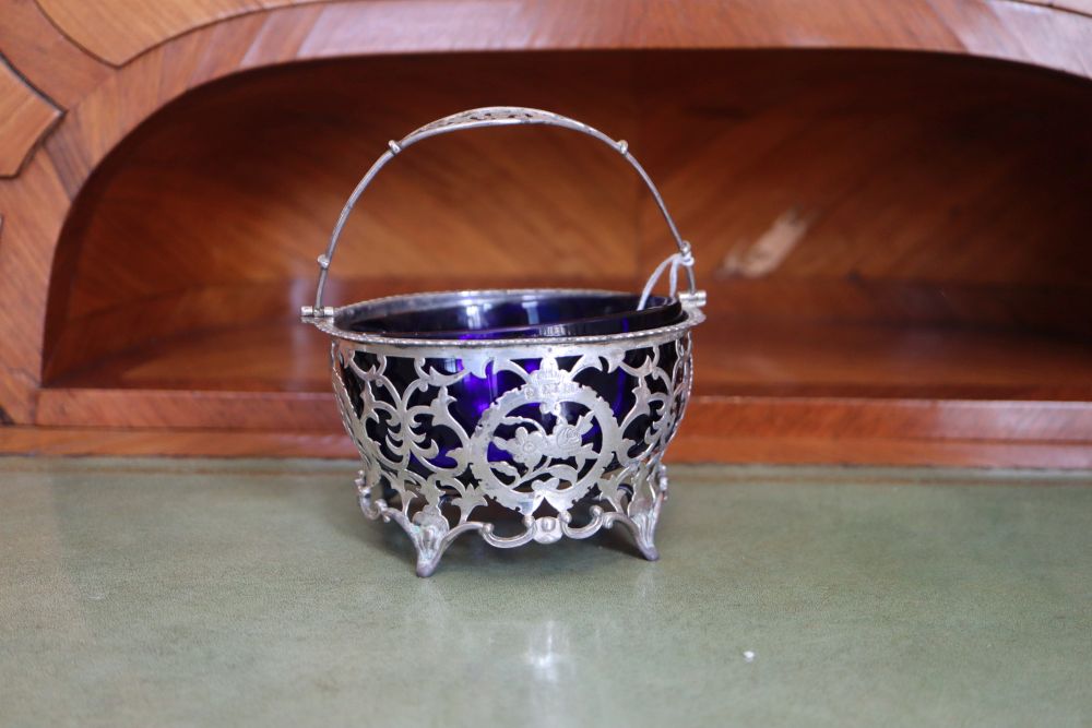 A late Victorian pierced silver sugar basket with blue glass liner, E.S. Barnsley & Co, Birmingham, 1900, diameter 11.2cm, 3.5oz.